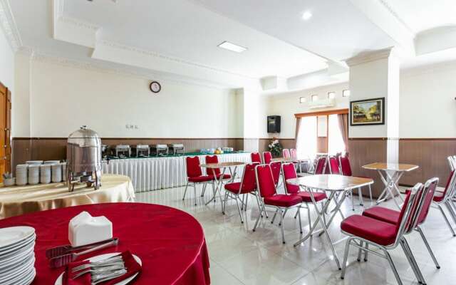 RedDoorz Plus near Alun Alun Karanganyar