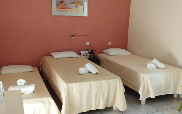 CLEO ROOM WITH YARD IN MALIA 250m FROM THE BEACH