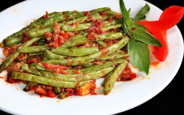 Green Tropical Village and Resort