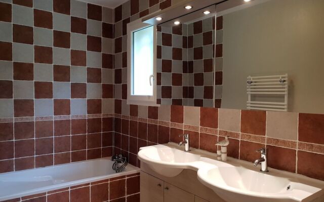 Luxurious Villa in Provence with garden and roofed terrace