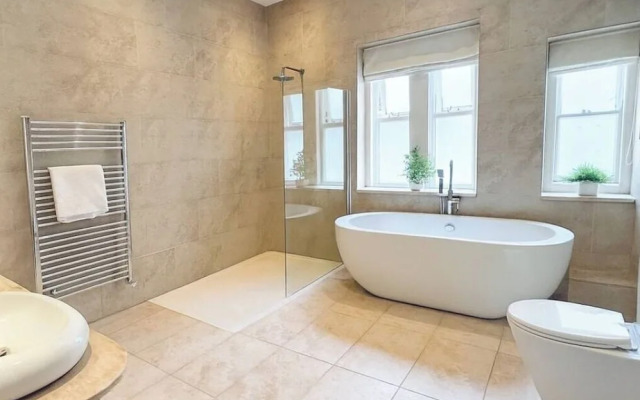 Lodge - Sleeps 18, pet Friendly & Free Parking