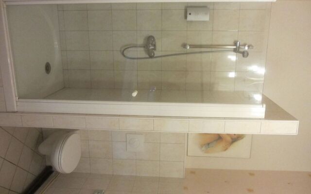 Hôtel-Restaurant La Crèche et sa piscine intérieure - Logis Hôtels