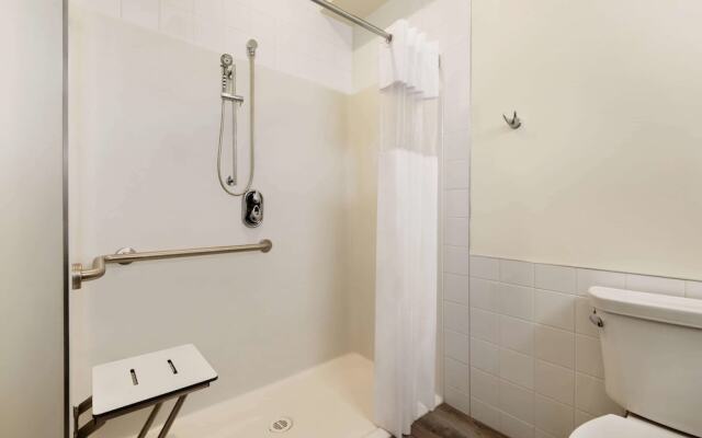 Days Inn by Wyndham 100 Mile House