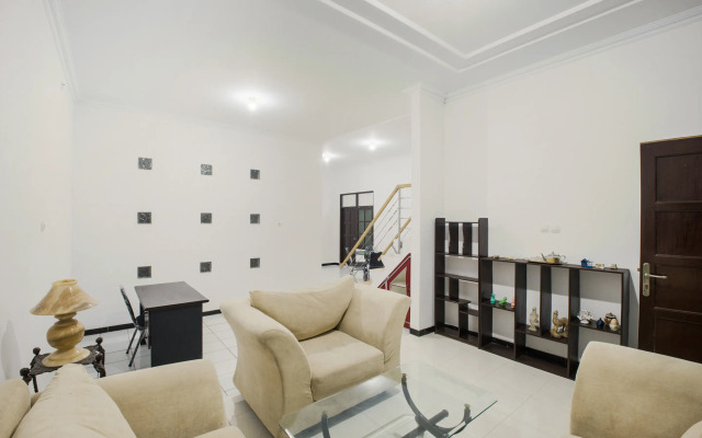 OYO 3467 White Residence