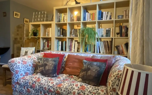 Quirky Town Centre Apartment With River Terrace