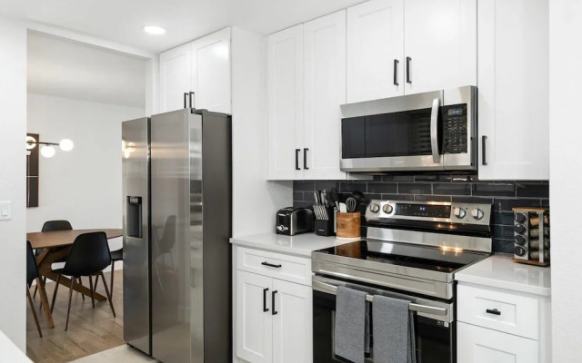 @ Marbella - Modern 4-br Retreat Chef's Kitchen