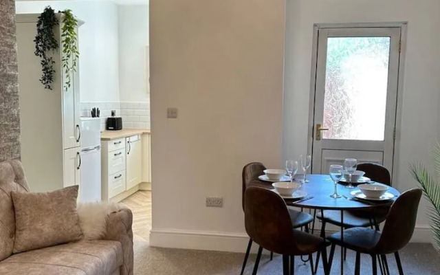 Three Bedroom Home Manchester sleeps 9