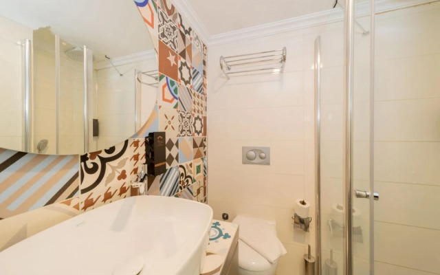 Amazing Hotel Room Near Hadrian s Gate