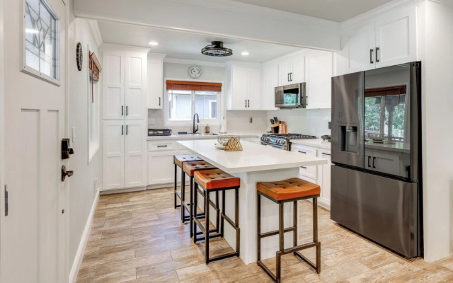 Near Slopes & Shores: Pet-friendly Sugarloaf Gem