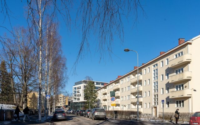 2 Bedroom apartment Steps from the Metro