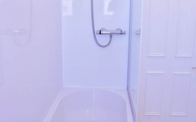 2 Bedroom Central Edinburgh Flat