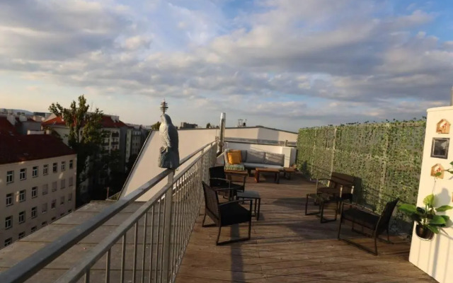 Sunny & large Penthouse with View above Vienna DG6