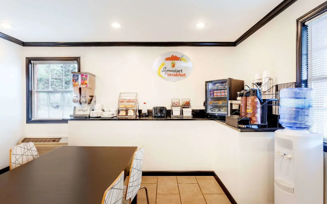Super 8 by Wyndham Harrington