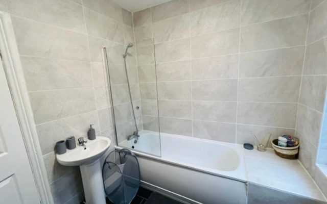 Inviting 3-bedroom Home in Liverpool With Parking
