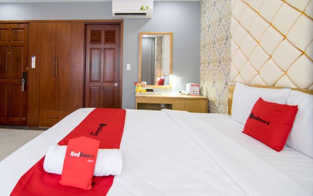 RedDoorz Plus near Tan Son Nhat Airport 2