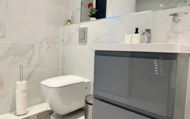 Contemporary 2bed House With Parking
