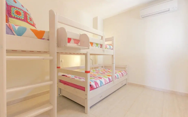 Inviting 2-bed Apartment in Denia, First Beach lin