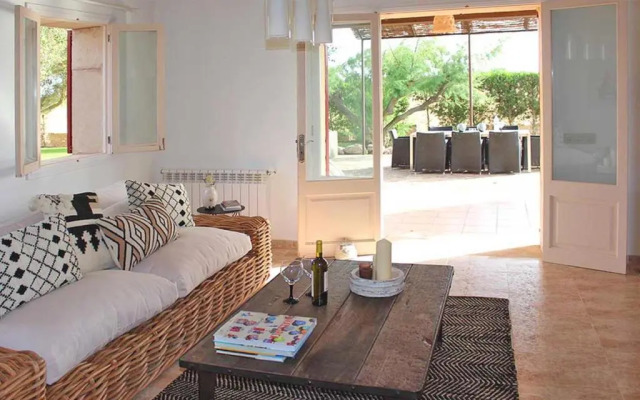 Lovely 4-Bed House close to Campos and beaches