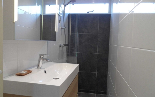 Cozy Holiday Home with Hot Tub in Lauwersoog by Lake