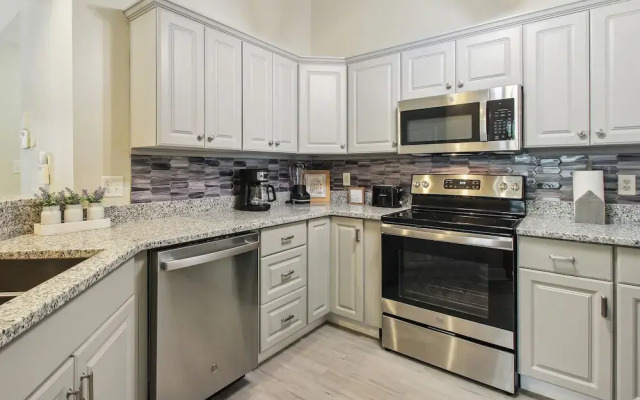 Savannah Home w/ Patio & Grill ~ 2 Mi to Downtown