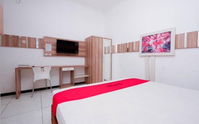 RedDoorz near Plaza Simpang Lima