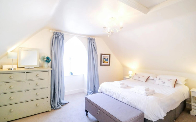 Elizabeth: Charming two bedroom apartment in centre of town