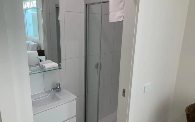 Bendigo King bed Courtyard and Kitchen Motel