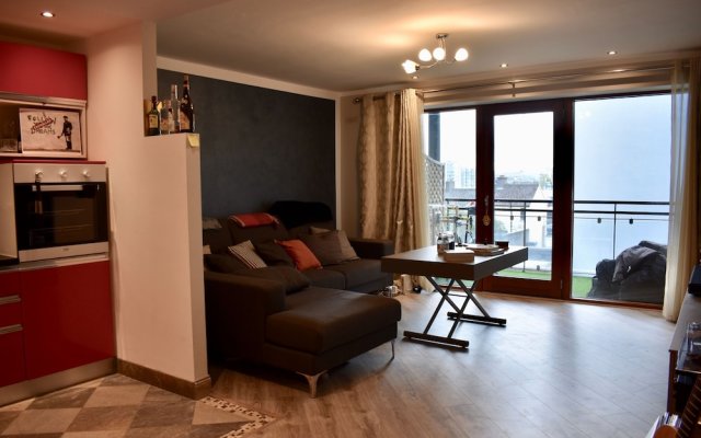 Artistic 1 Bedroom Apartment With Balcony Ifsc