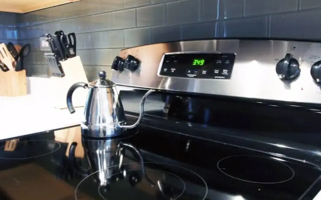 The Gulfstream - Vibrant Studio Heart of Downtown