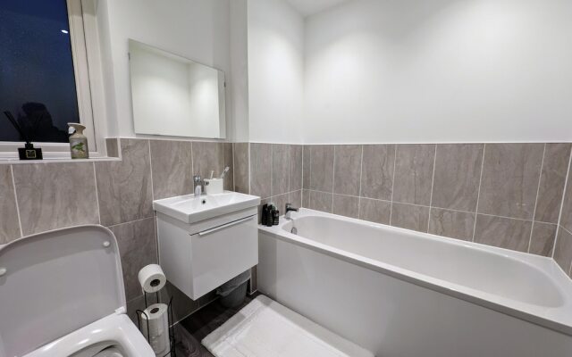 Charming 4-bed House in Newport