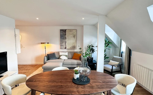 Copernic Line Elegant 3BR Apartment in Paris