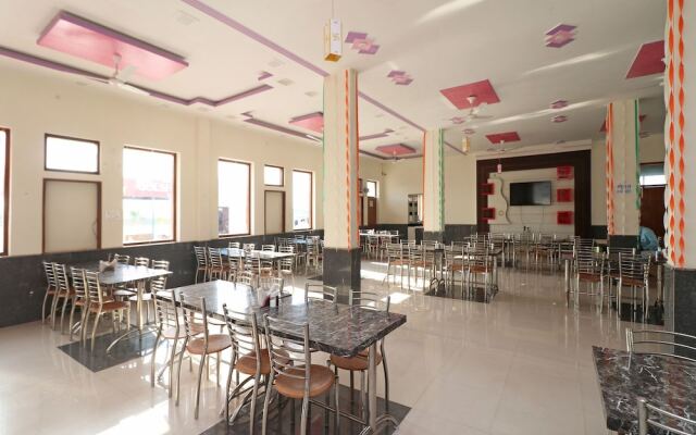 OYO 12065 Hotel Raj Palace