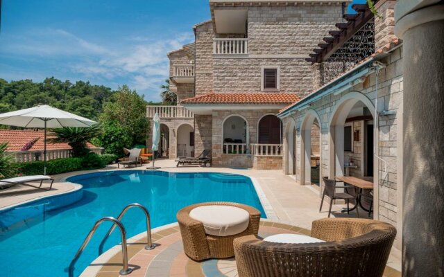 Luxury Villa Godi Star with private heated pool, staff - concierge service