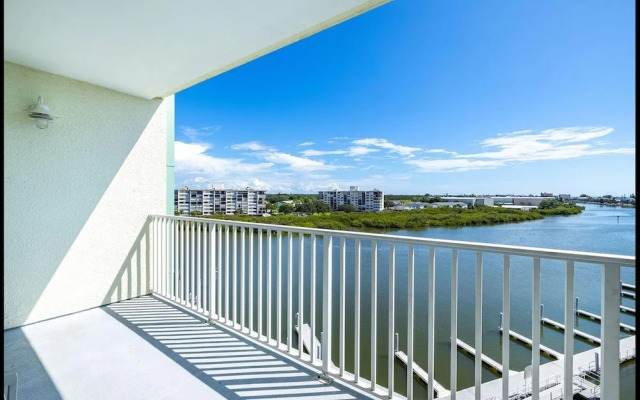 Harbourside 7716- Splash On The Rocks