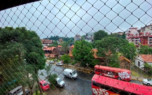 Cobertura ao Lado da Rua Torta  Gramado