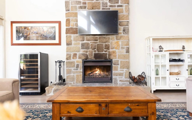 Brokenback Vineyard Luxe Homestead at Oakvale Wines