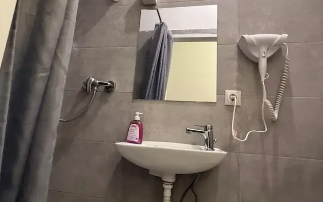 Modern 1BR Apt Steps from Westbahnhof