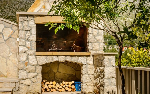 Holiday Home with Private heated Pool, Sea view & Basketball Court
