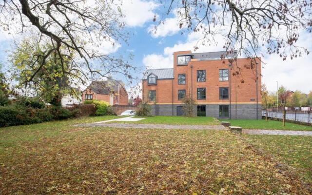 Elliot Oliver - Stylish Loft Style 2 Bedroom Apartment With Parking