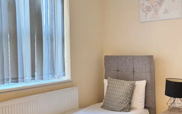 Heathrow Stay 5 Mins to the Terminals