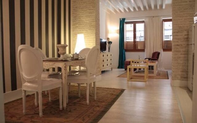 Relator Singular Apartments