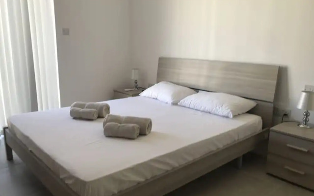 34 Holiday Suites St Paul's