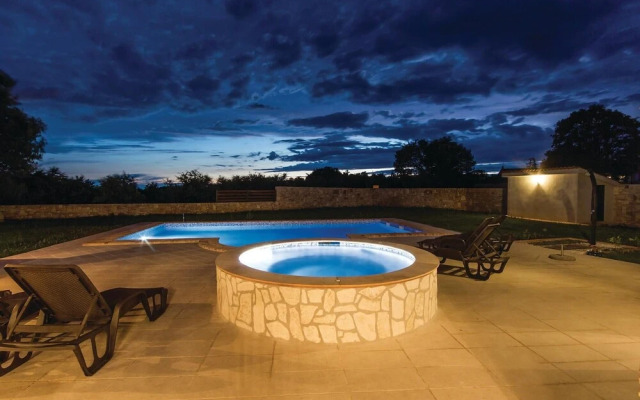 Stunning Home in Valtura With Jacuzzi, Wifi and 4 Bedrooms