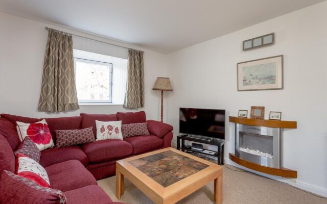 400 Attractive 2 Bedroom Apartment in Lovely Dean Village