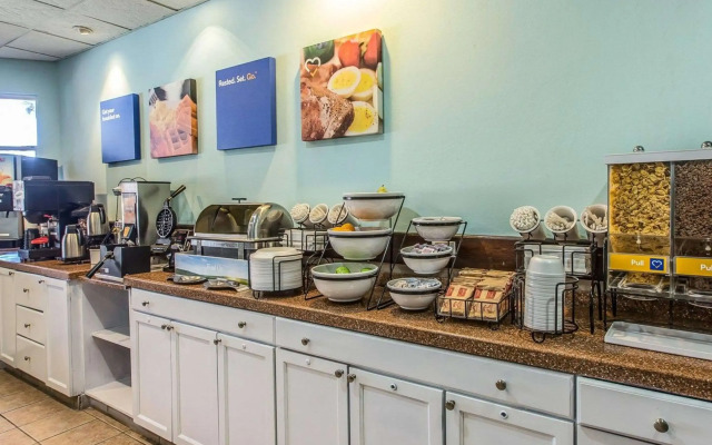Comfort Inn & Suites Levittown