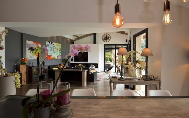 Villa piscine à débordement panorama