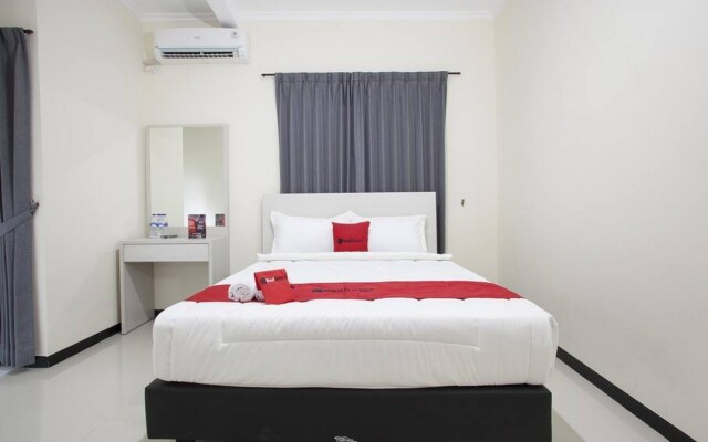 RedDoorz @ Genteng Surabaya