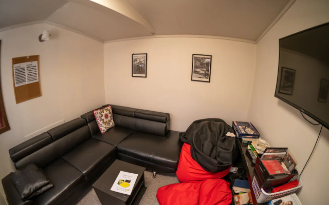 The Red Monkey Travellers' Lodge - Hostel