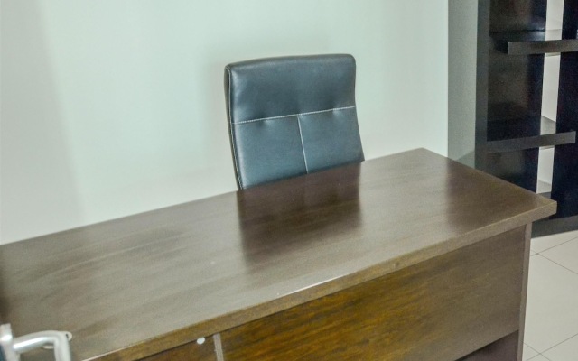 Spacious Hampton's Park Apartment with Working Space