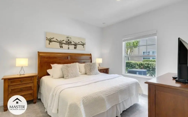 4 Bedroom Lucaya Village Townhouse by RedAwning